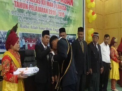 MAN 2 LANGSA WISUDA 219 PESERTA DIDIK